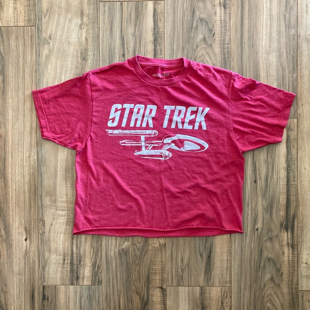 Star Trek red crop T-shirt. Medium. Short sleeve.